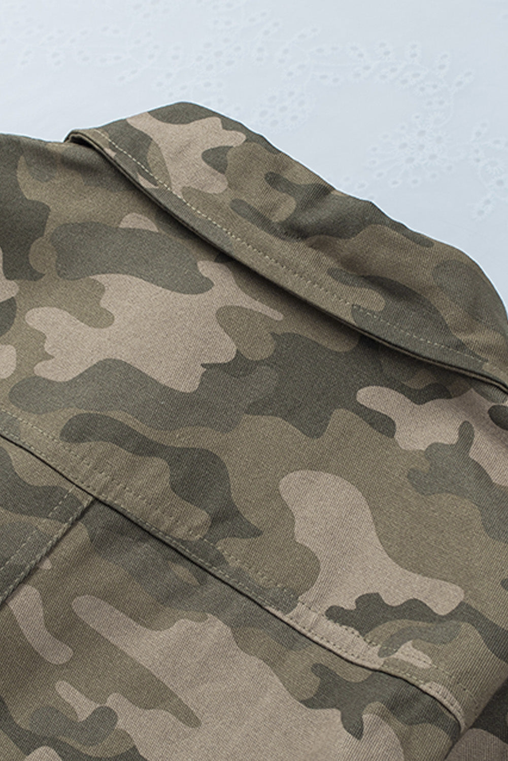 Marianne | Camouflage-Jacke mit vielseitigen Taschen und Knopfverschluss