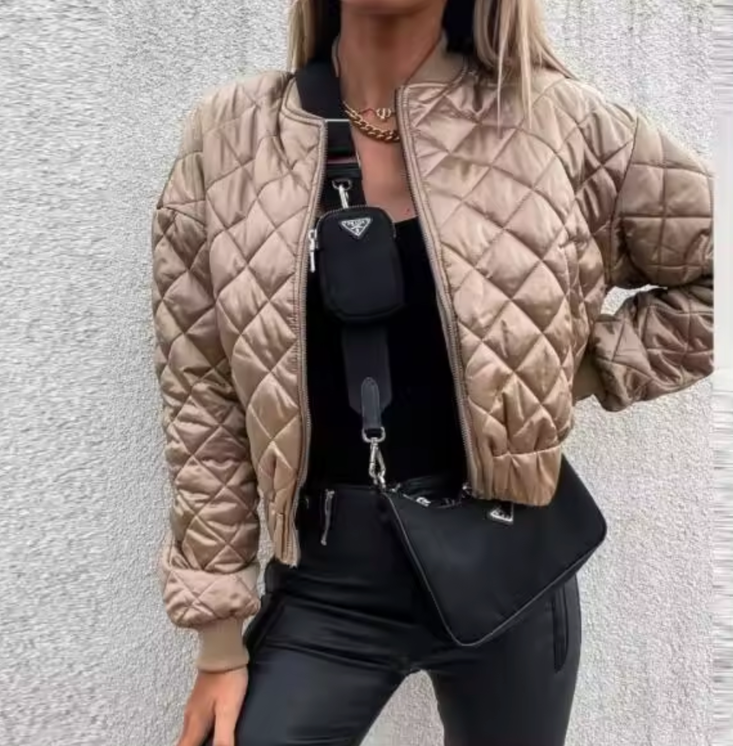Stilvolle Gepolsterte Bomberjacke mit Rautendesign und Glänzender Flügelstickerei