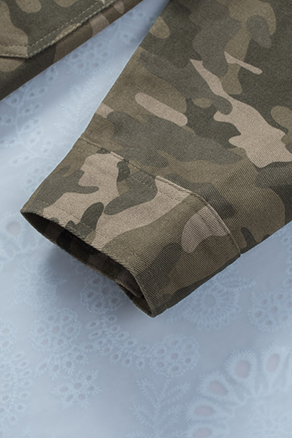 Marianne | Camouflage-Jacke mit vielseitigen Taschen und Knopfverschluss