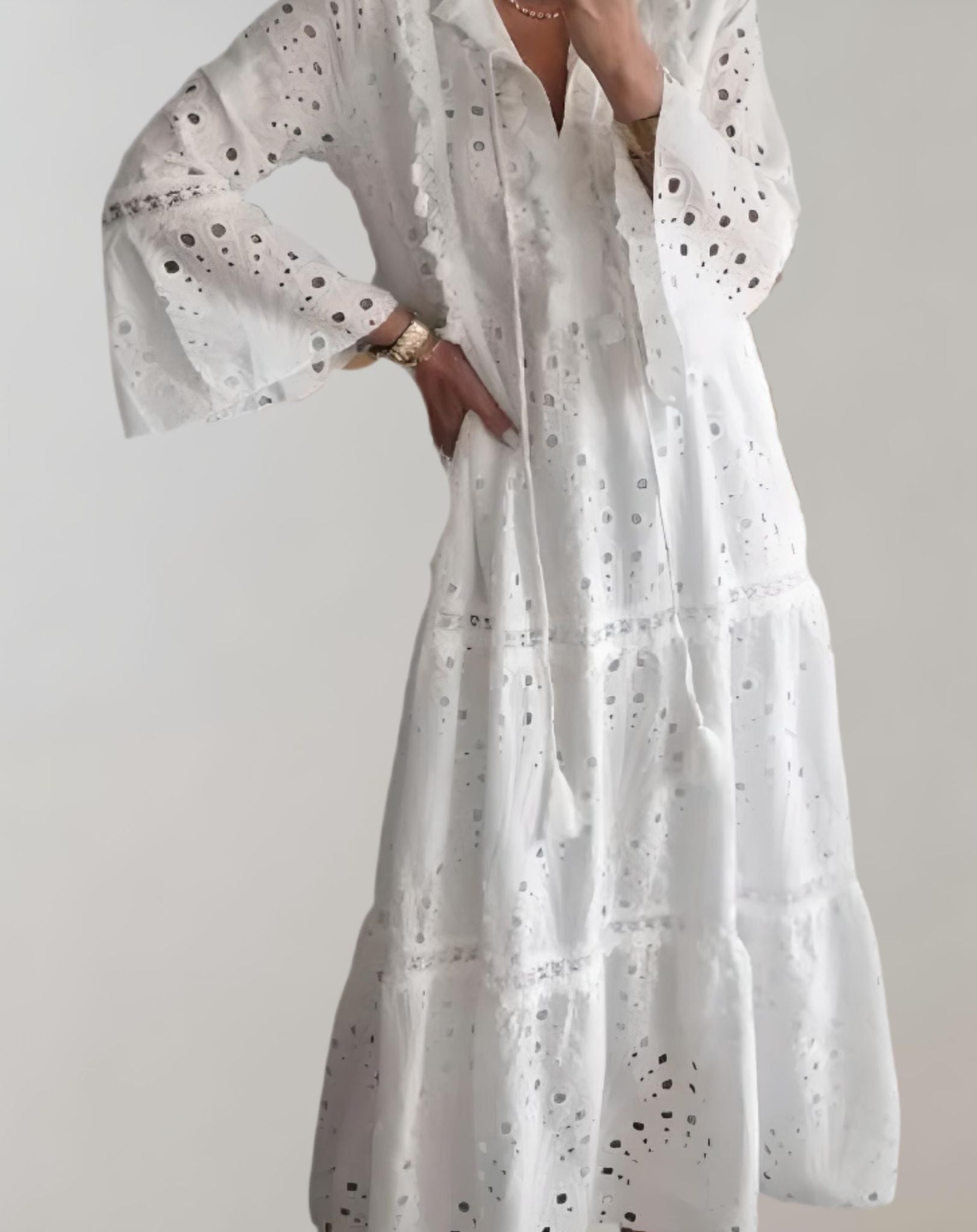 Amie - Weißes halblanges Kleid mit hohlem Stickmuster Kleid