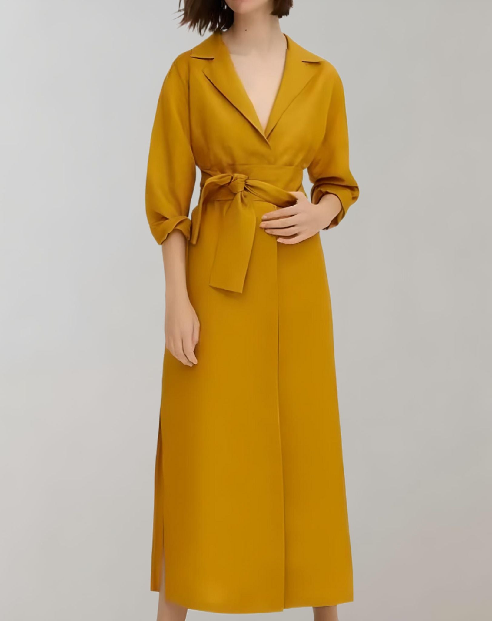 Arianne -  Gelbes gut sitzendes Kleid mit halblangen Ärmeln und Krawatte Kleid