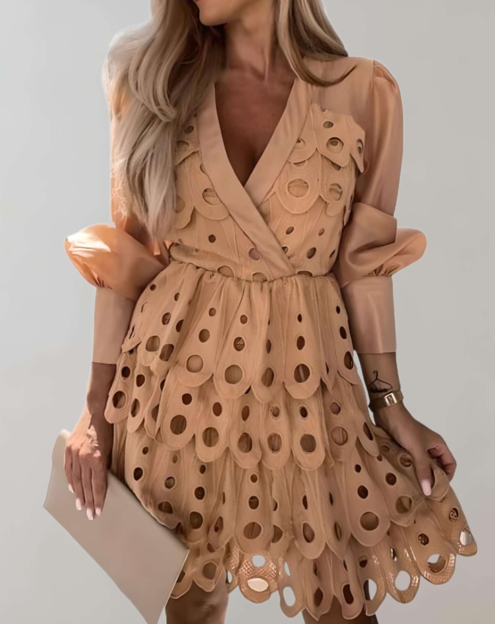 Aurelia -  Minikleid mit durchsichtigen Ärmeln und hohlen Stickereienden Kleid