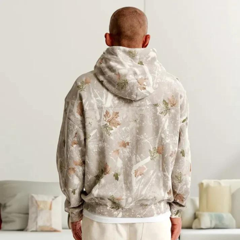 Rustikale Rebellion | Modischer Hoodie mit Camouflage-Ahornblattprint und Kängurutasche