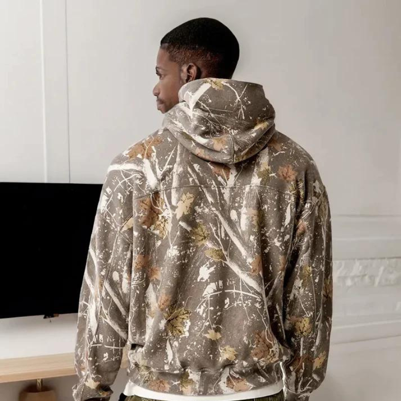 Rustikale Rebellion | Modischer Hoodie mit Camouflage-Ahornblattprint und Kängurutasche