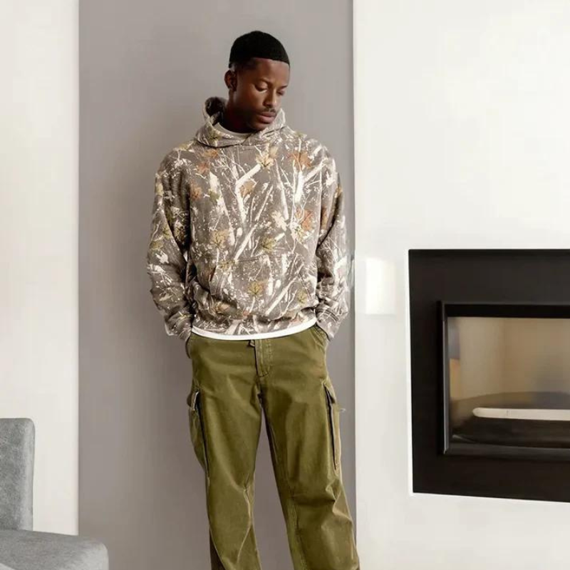 Rustikale Rebellion | Modischer Hoodie mit Camouflage-Ahornblattprint und Kängurutasche