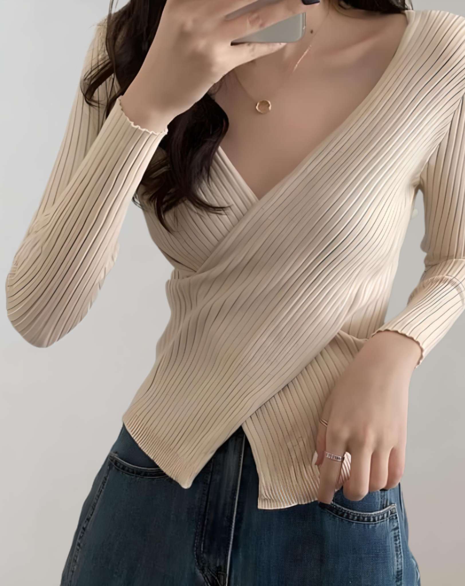 Carlee - Taillierter gerippter Pullover mit tiefem V Ausschnitt und überlappendem Design Sweater