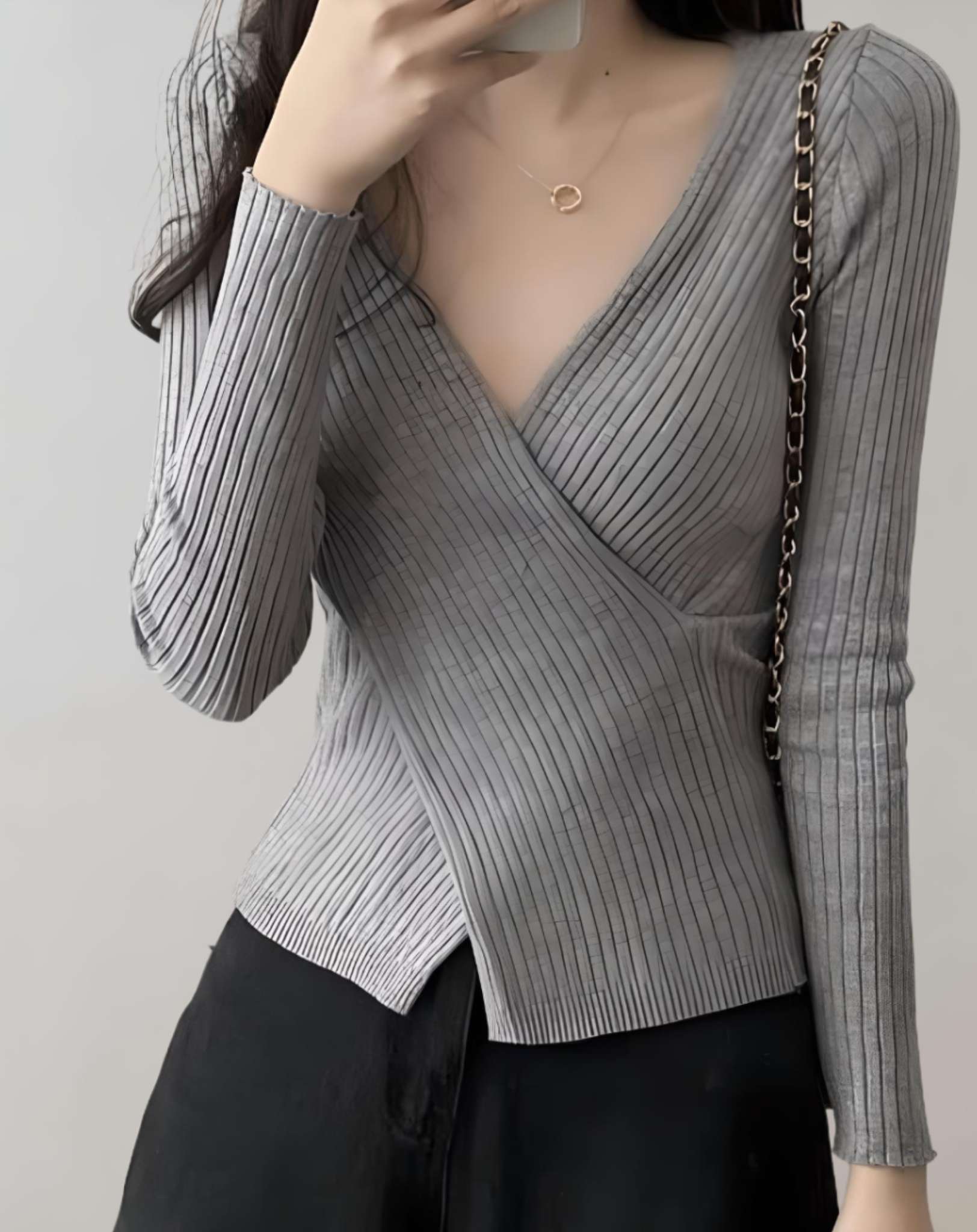Carlee - Taillierter gerippter Pullover mit tiefem V Ausschnitt und überlappendem Design Sweater