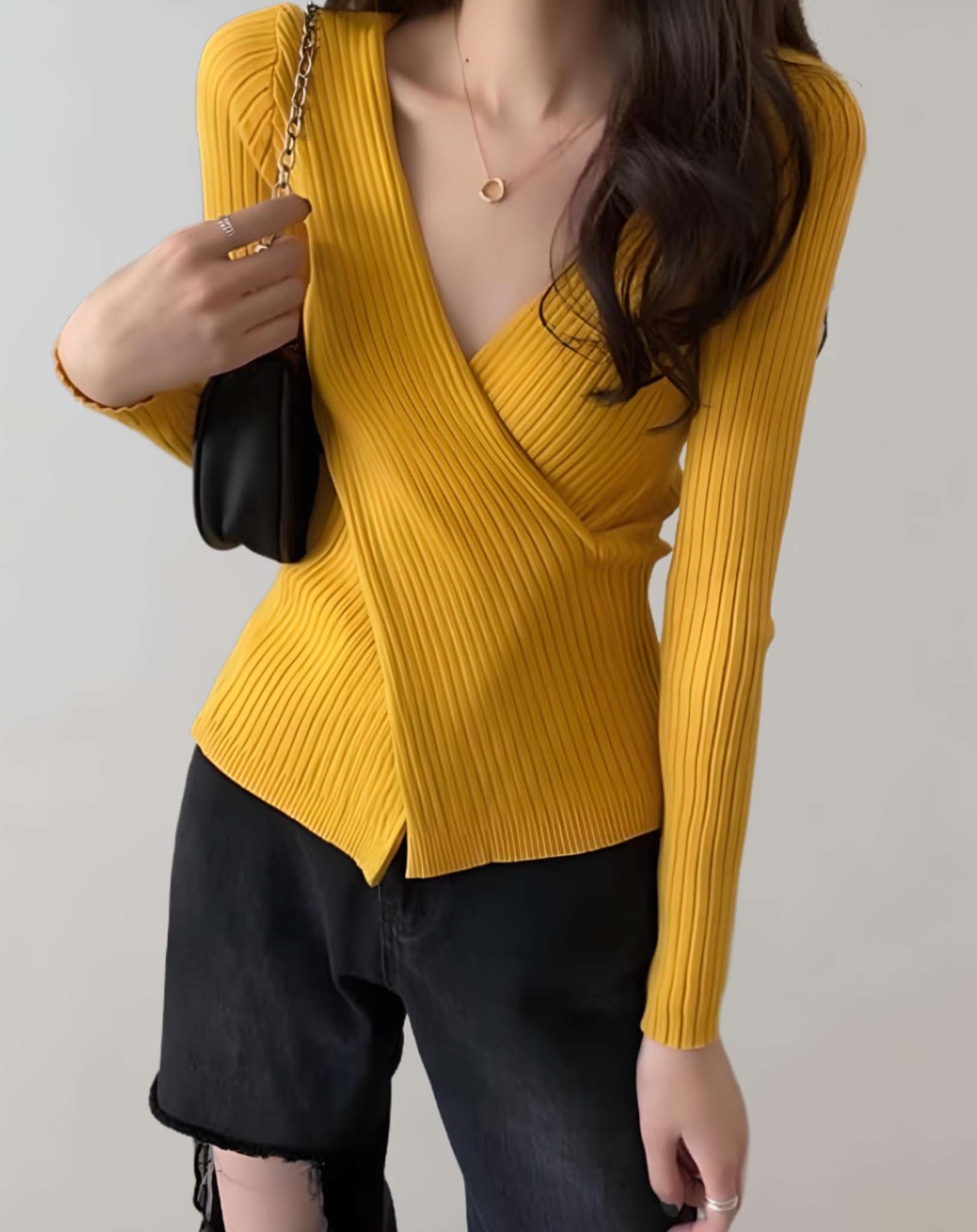 Carlee - Taillierter gerippter Pullover mit tiefem V Ausschnitt und überlappendem Design Sweater