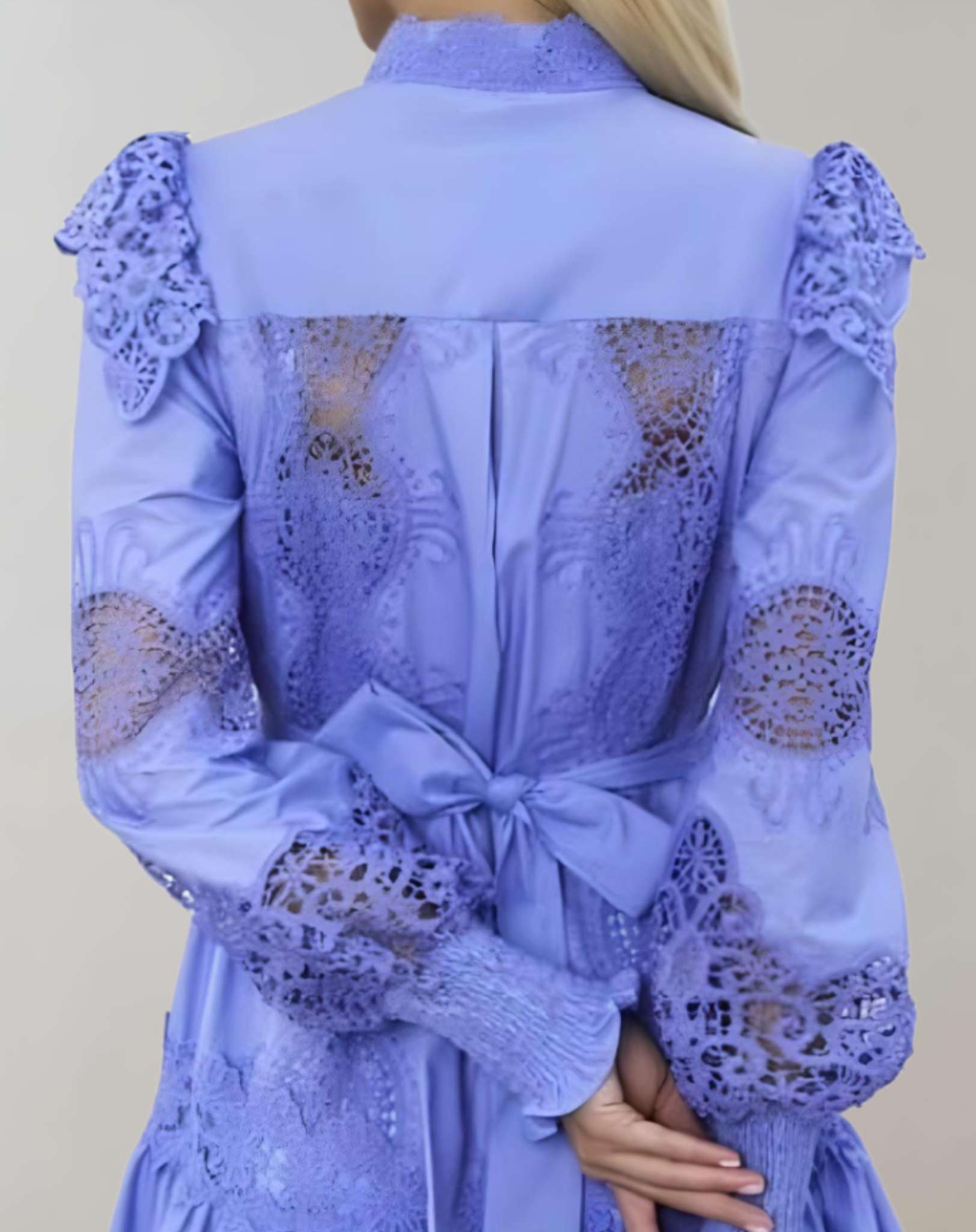 Celestina -  Langärmliges geknöpftes Kleid mit Stickmuster Kleid