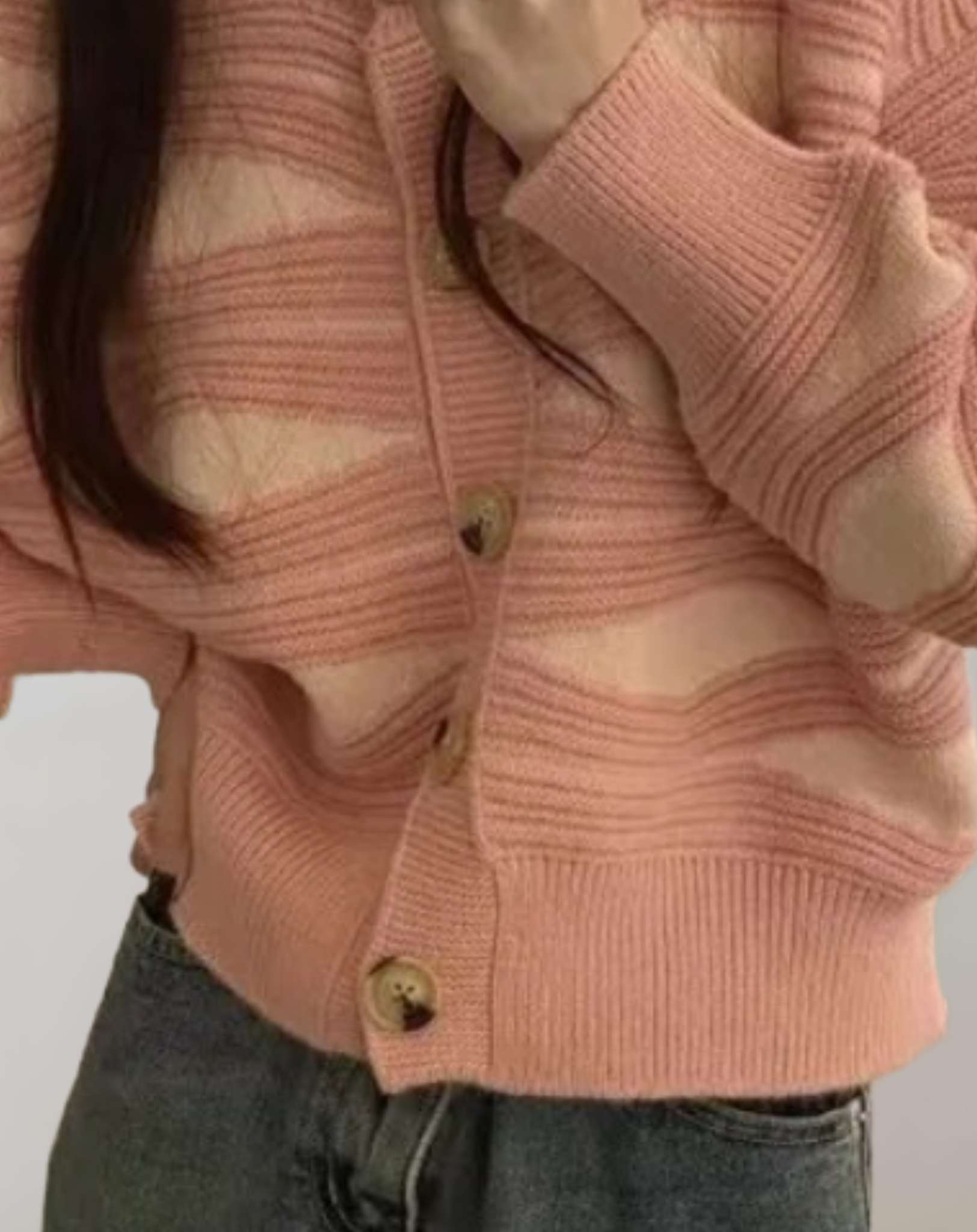 Erich -  Gestrickter Pullover mit Knöpfen und zufälligem Musterdruck Sweater
