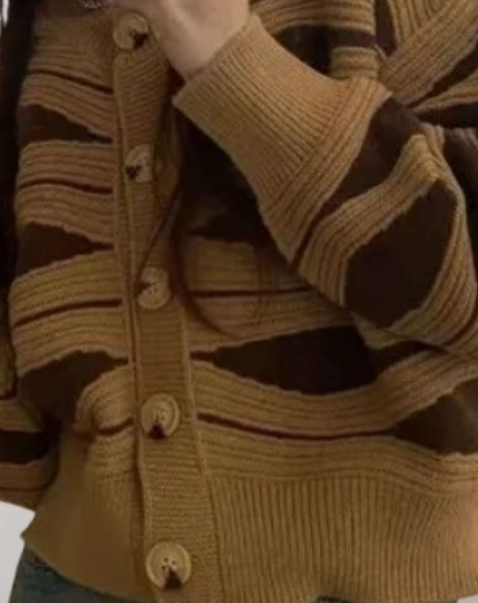 Erich -  Gestrickter Pullover mit Knöpfen und zufälligem Musterdruck Sweater