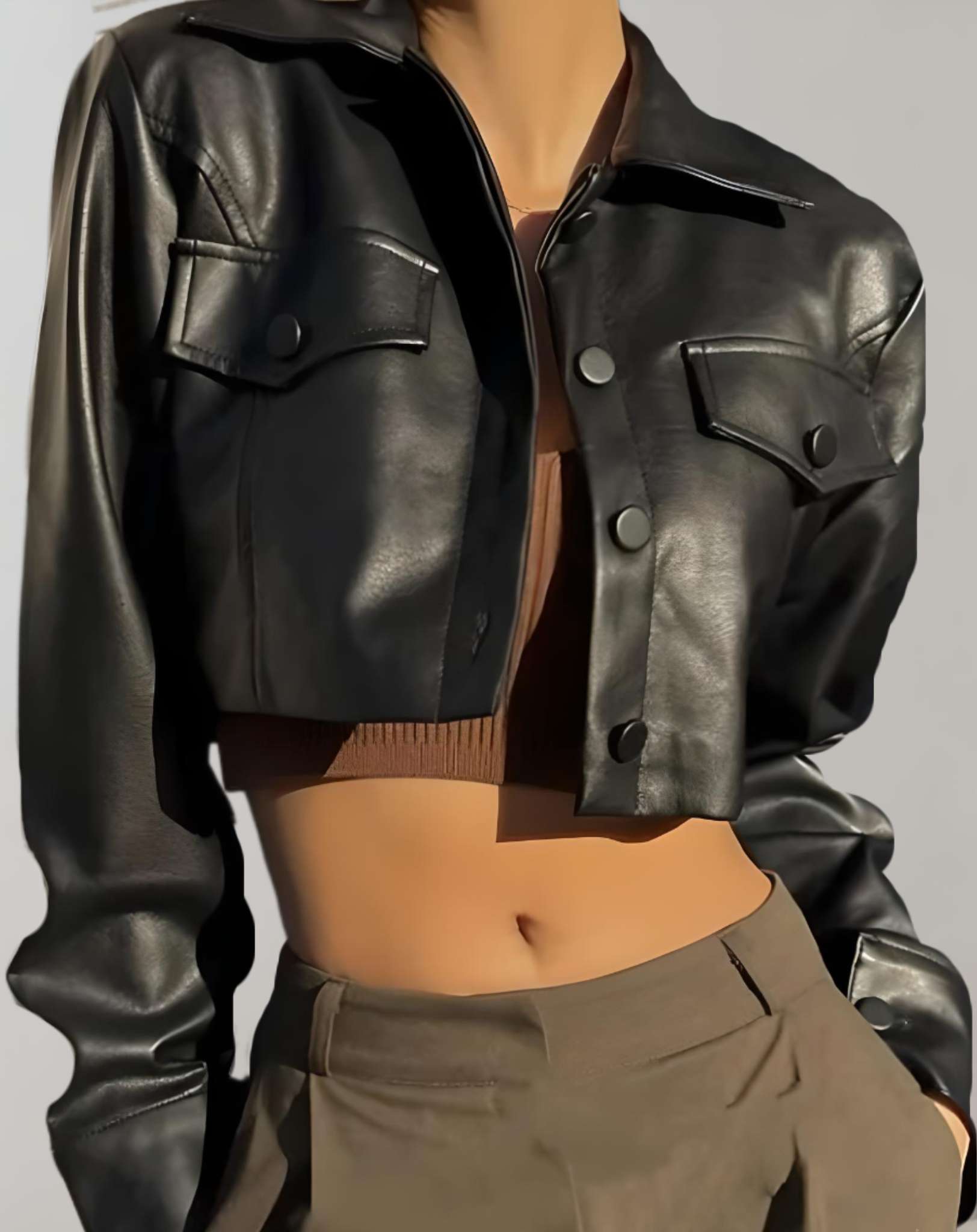 Flora - 2-teiliges Set mit schwarzer kurzer Lederjacke und grüner Hose Kleidung
