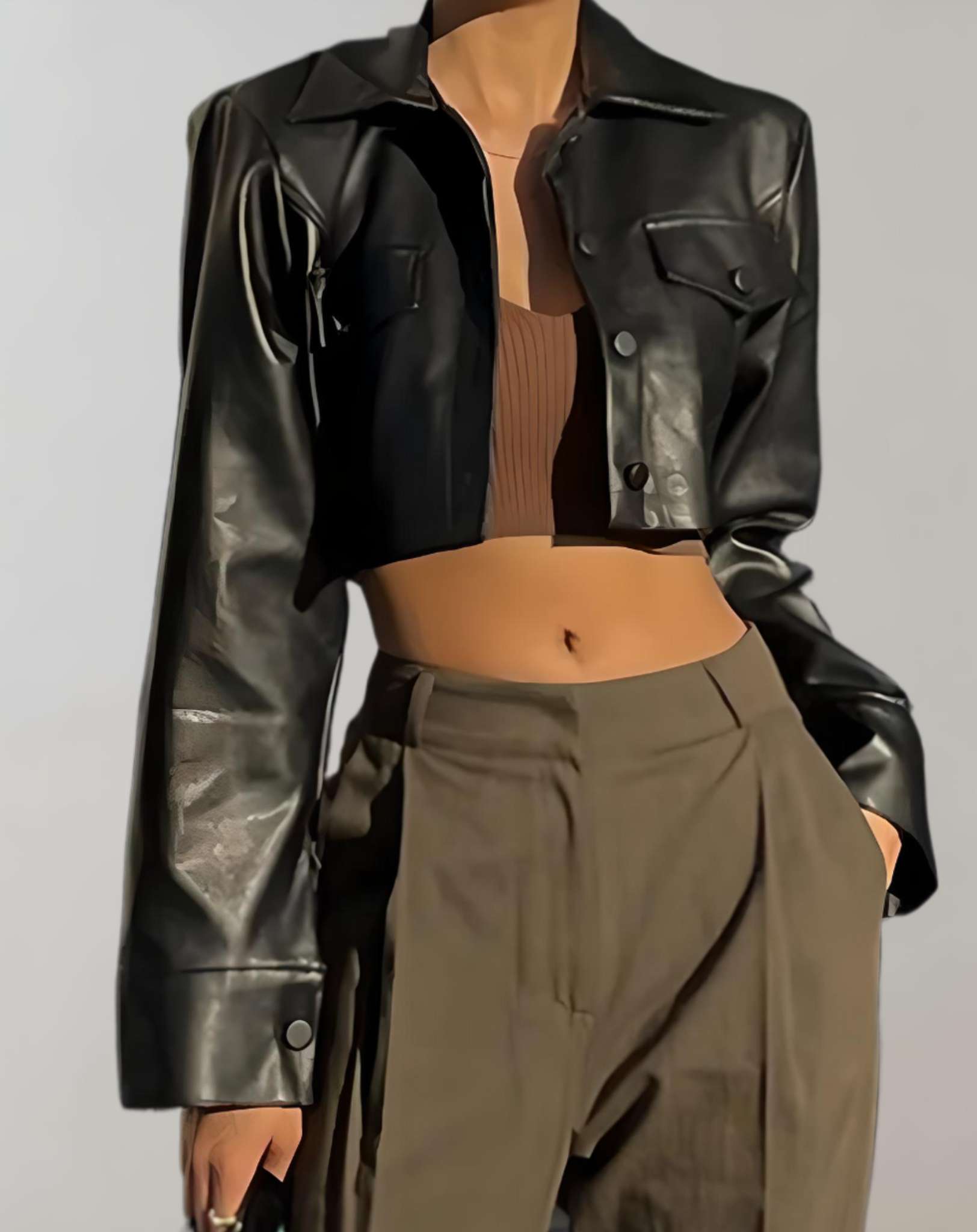 Flora - 2-teiliges Set mit schwarzer kurzer Lederjacke und grüner Hose Kleidung