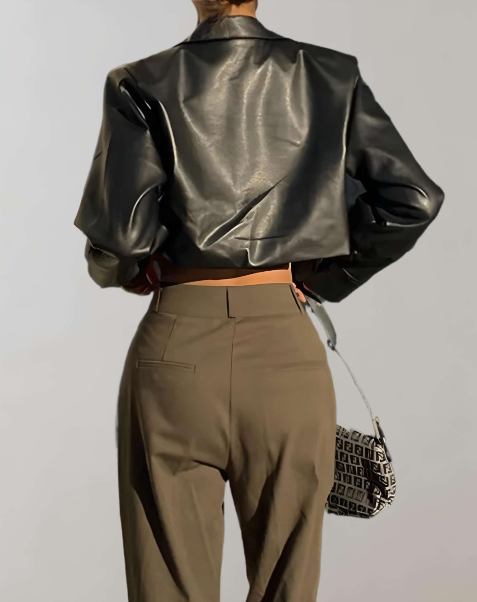 Flora - 2-teiliges Set mit schwarzer kurzer Lederjacke und grüner Hose Kleidung