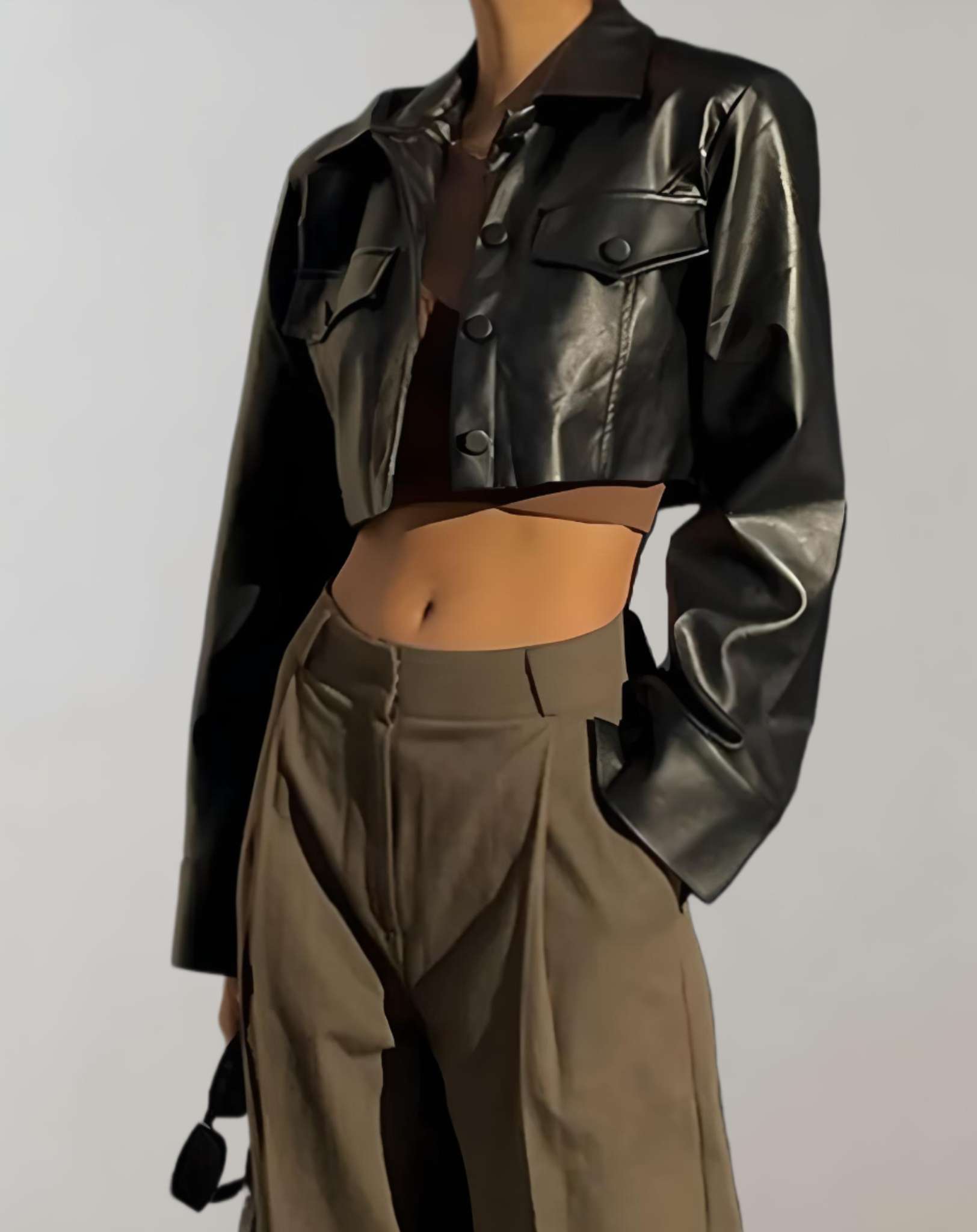 Flora - 2-teiliges Set mit schwarzer kurzer Lederjacke und grüner Hose Kleidung