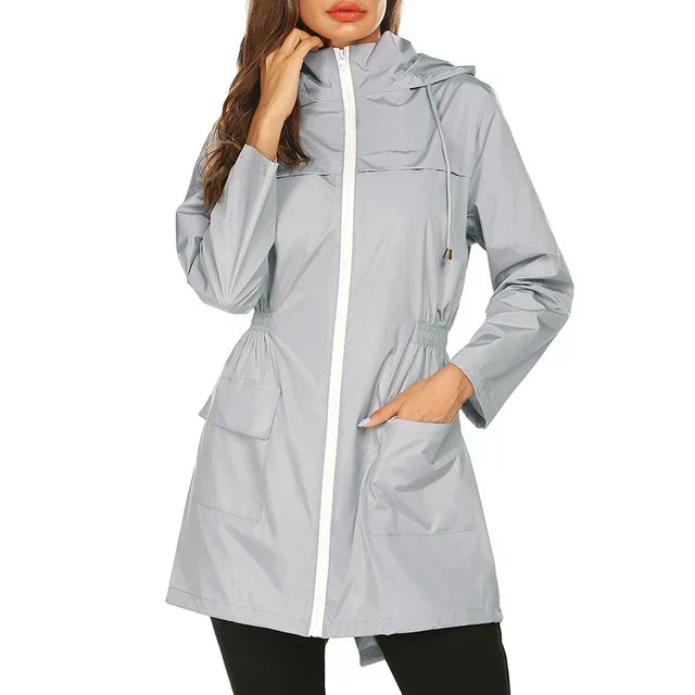 Basilia | Stilvolle Regenjacke mit Kapuze und durchgehendem Reißverschluss