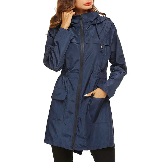 Basilia | Stilvolle Regenjacke mit Kapuze und durchgehendem Reißverschluss