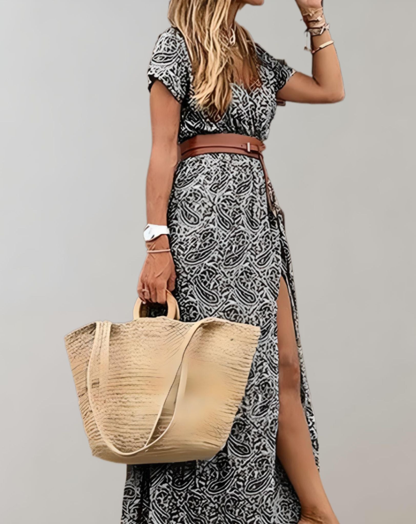 Lyka - Schmal geschnittenes langes Kleid mit hohem Schlitz und braunem Gürtel Kleid