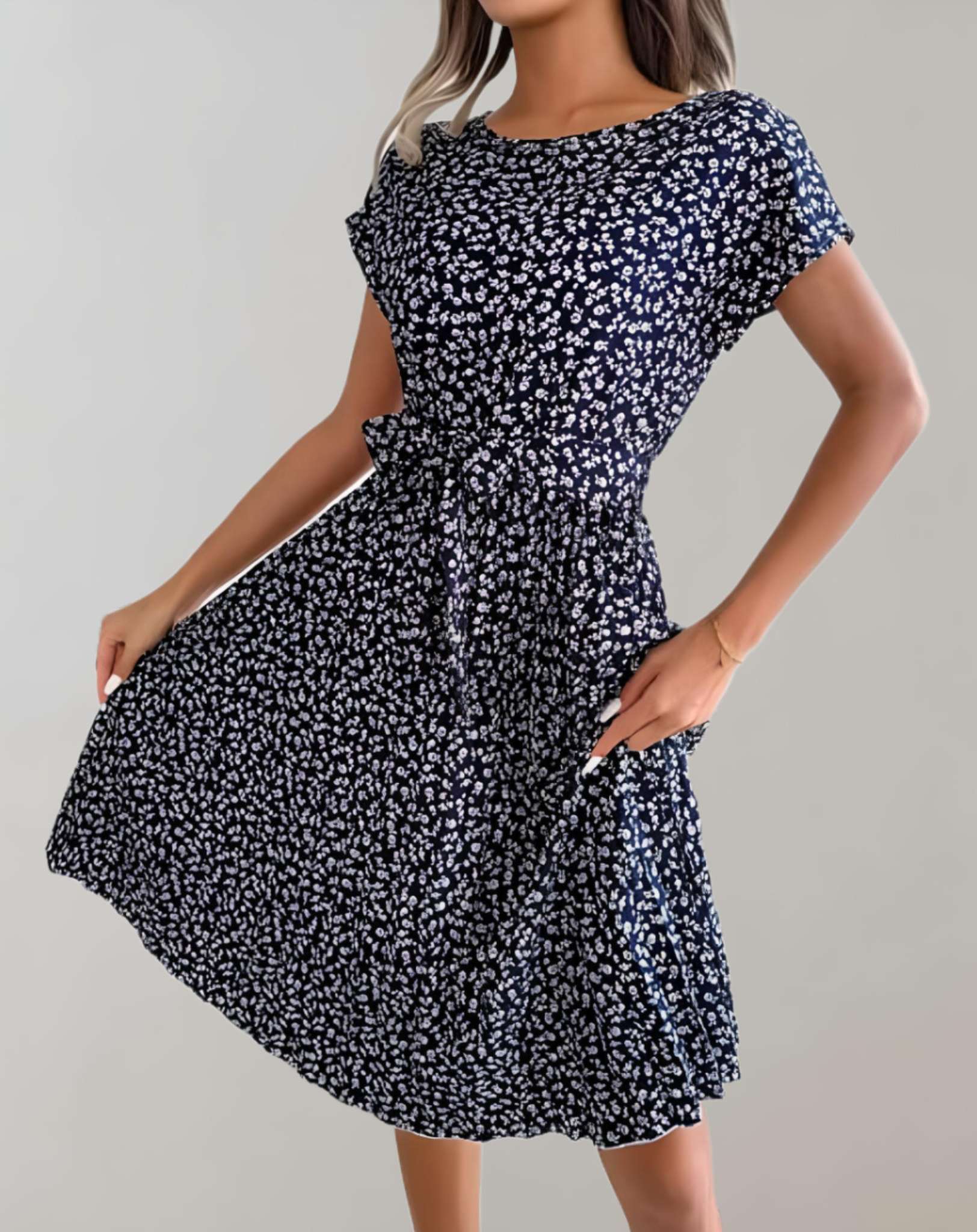 Nova - Minikleid mit Rundhalsausschnitt kurzen Ärmeln und Blumenmuster Kleid