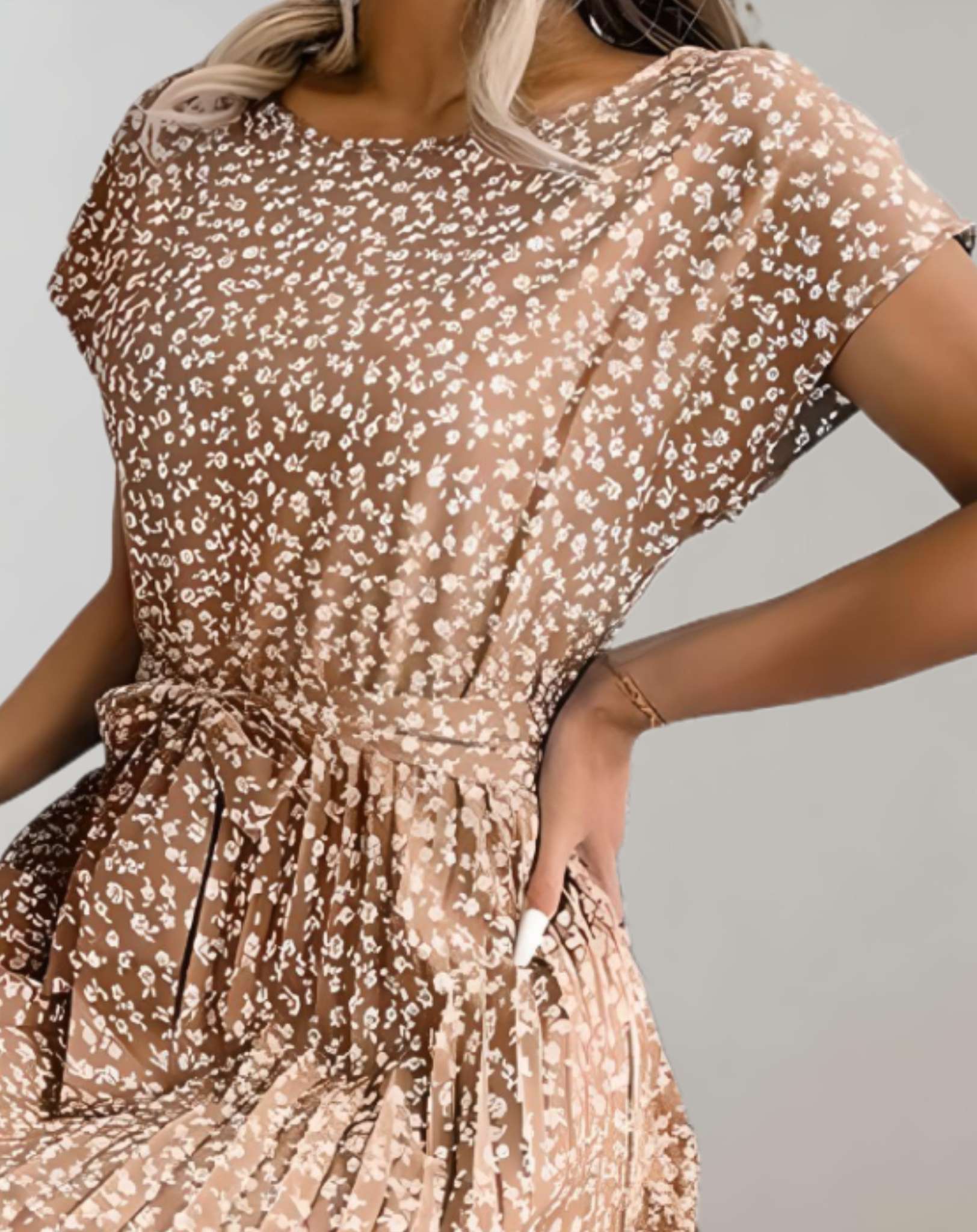 Nova - Minikleid mit Rundhalsausschnitt kurzen Ärmeln und Blumenmuster Kleid