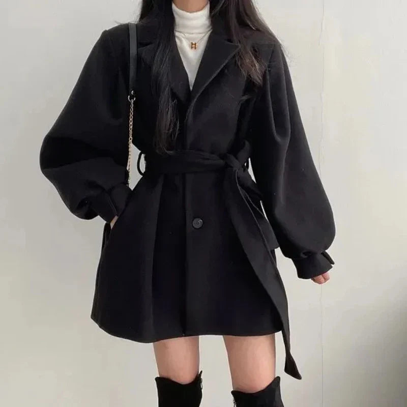 Eleganter Trenchcoat Marcelline mit Taillengürtel und praktischen Seitentaschen