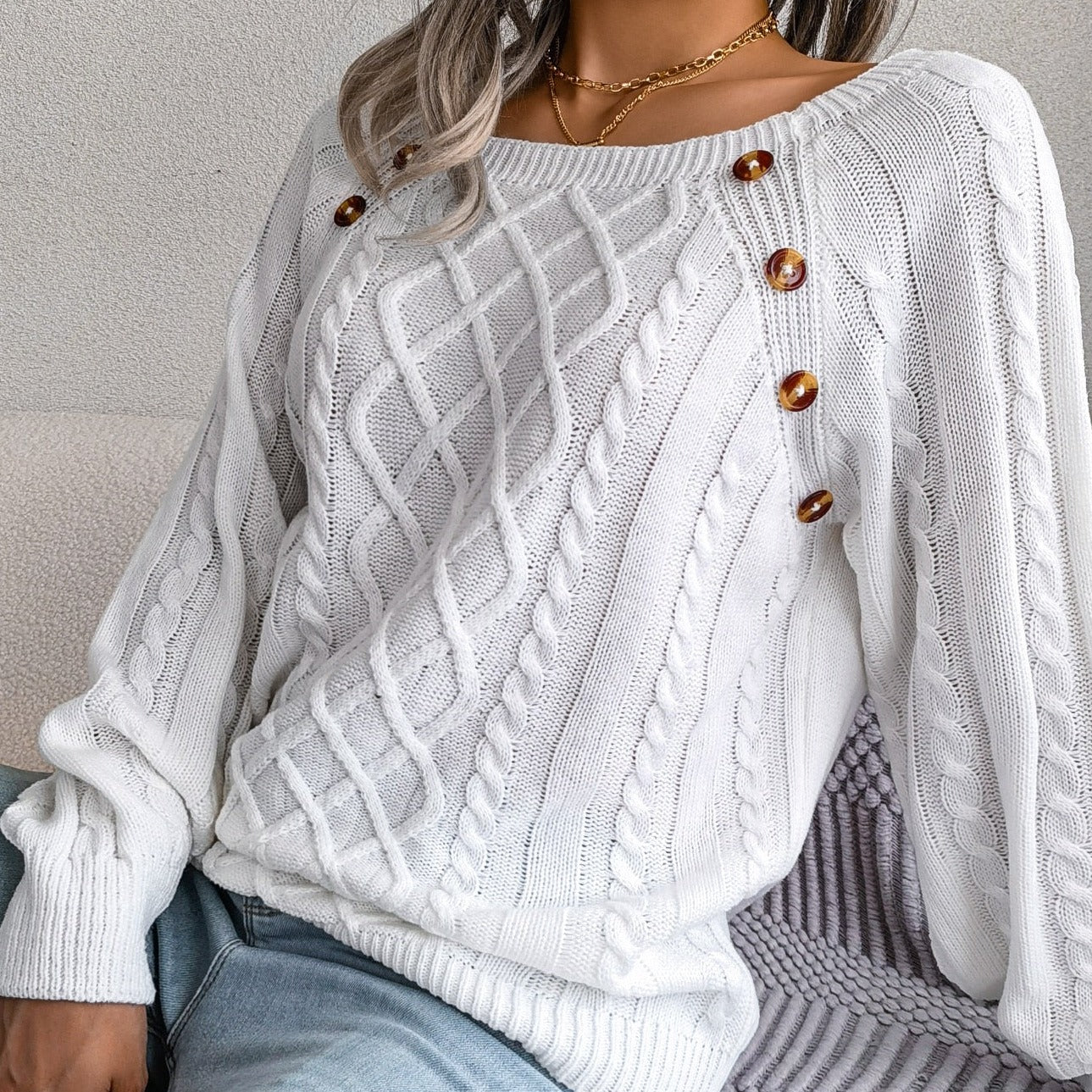 Adelinda | Stylische Damen Strickpullover mit weitem Rundhalsausschnitt und eleganten Knöpfen