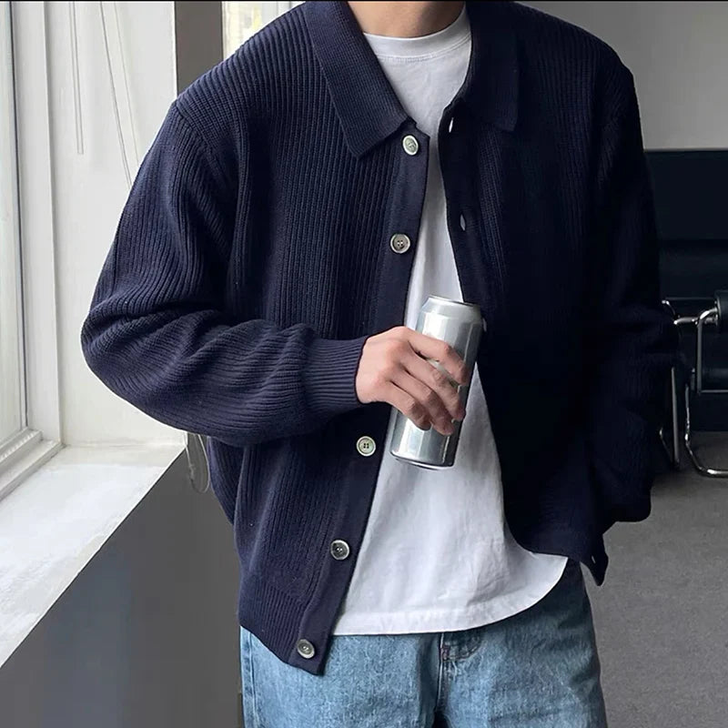 Stylischer roter-grüner Herren-Cardigan für moderne Looks