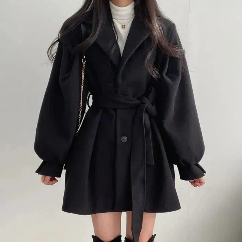 Eleganter Trenchcoat Marcelline mit Taillengürtel und praktischen Seitentaschen