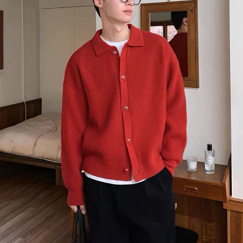 Stylischer roter-grüner Herren-Cardigan für moderne Looks