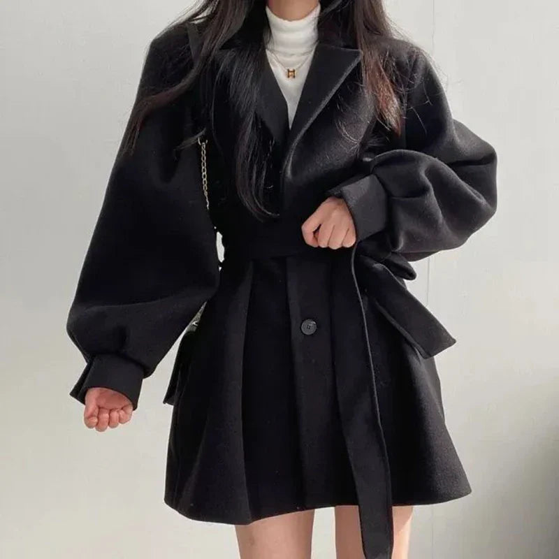 Eleganter Trenchcoat Marcelline mit Taillengürtel und praktischen Seitentaschen