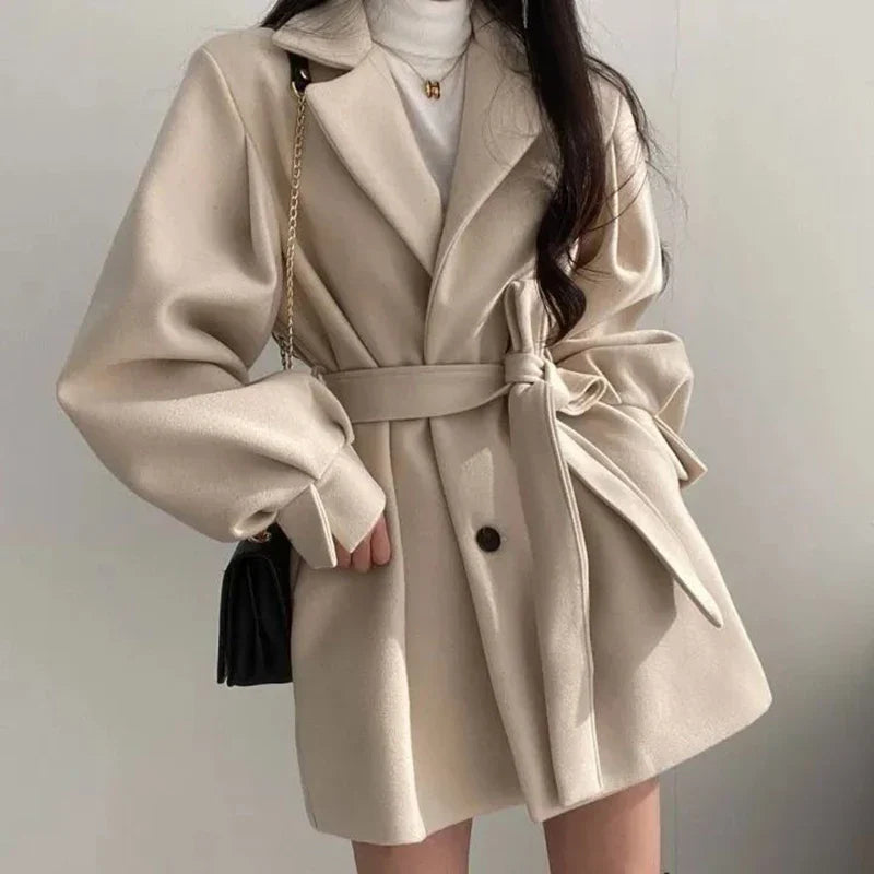 Eleganter Trenchcoat Marcelline mit Taillengürtel und praktischen Seitentaschen