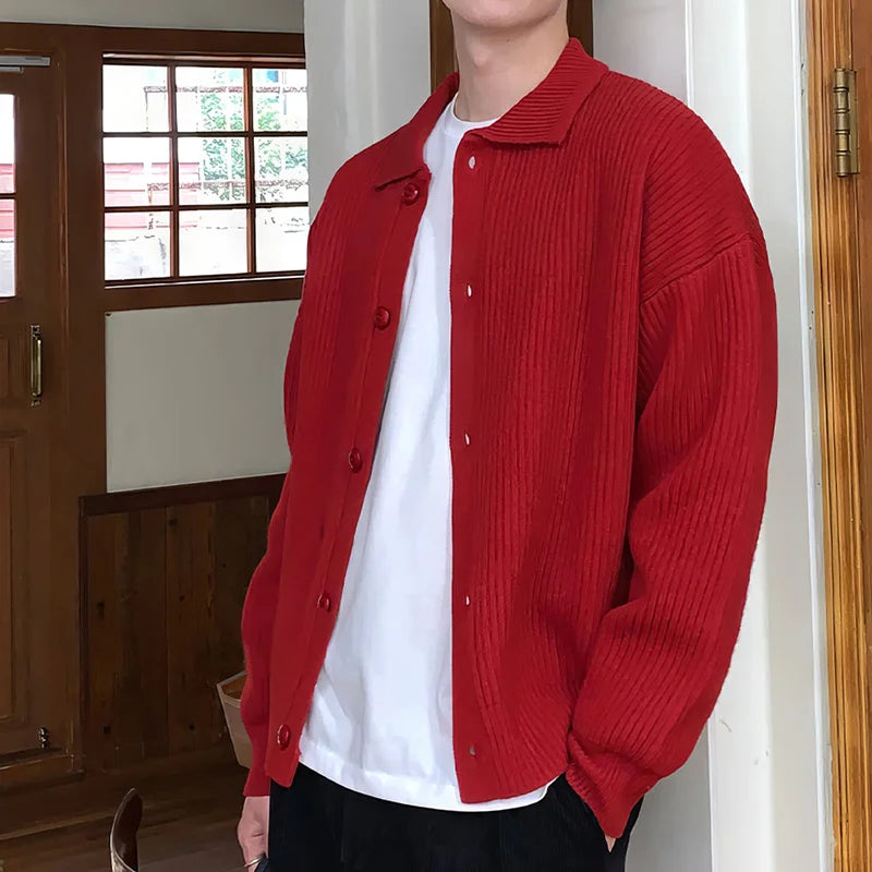 Stylischer roter-grüner Herren-Cardigan für moderne Looks
