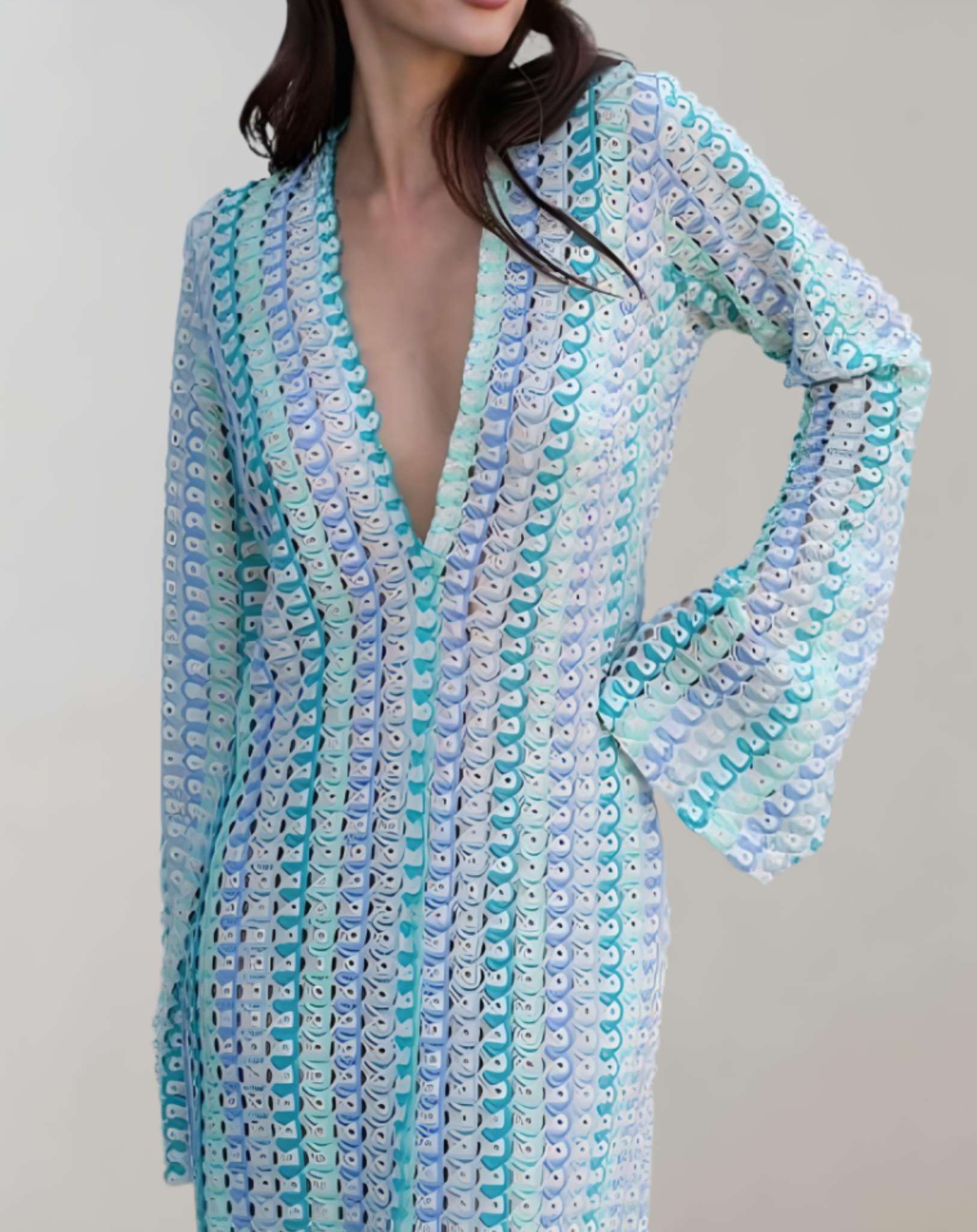 Willa - Gestreiftes gehäkeltes langes Kleid aus geteiltem Strick mit tiefem V Ausschnitt Kleid