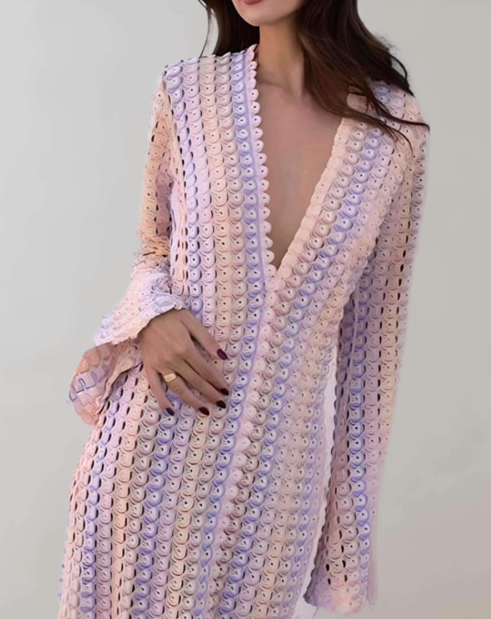 Willa - Gestreiftes gehäkeltes langes Kleid aus geteiltem Strick mit tiefem V Ausschnitt Kleid