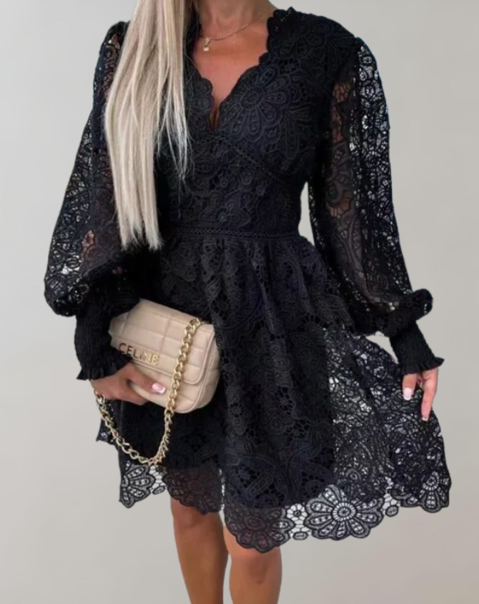 Alice -  Kleid mit tiefem V Ausschnitt und durchgehendem Spitzendesign Kleid