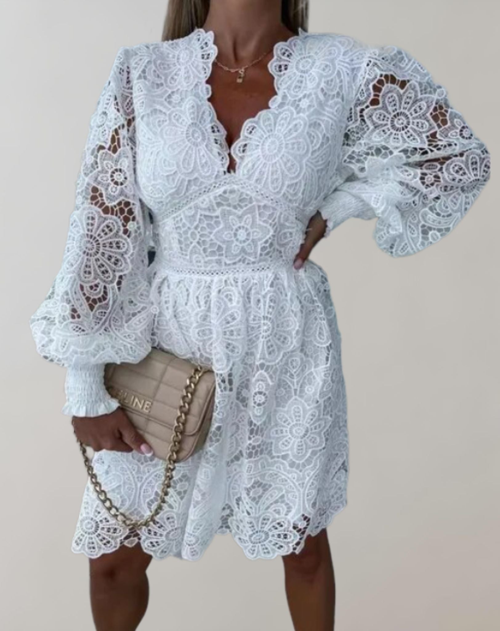Alice -  Kleid mit tiefem V Ausschnitt und durchgehendem Spitzendesign Kleid