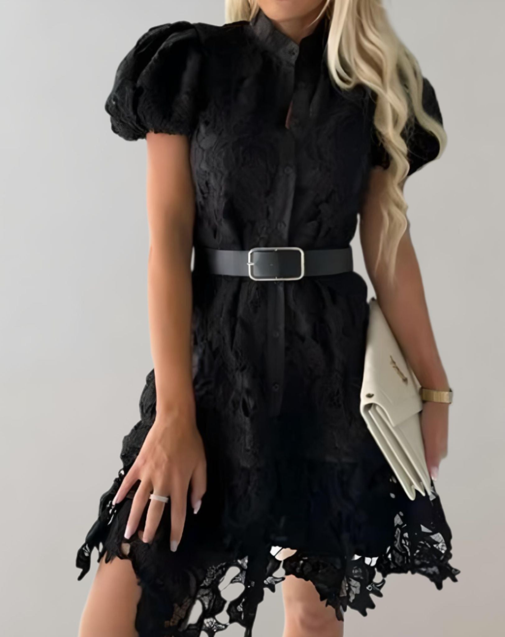 Alice -  Kleid mit tiefem V Ausschnitt und durchgehendem Spitzendesign Kleid