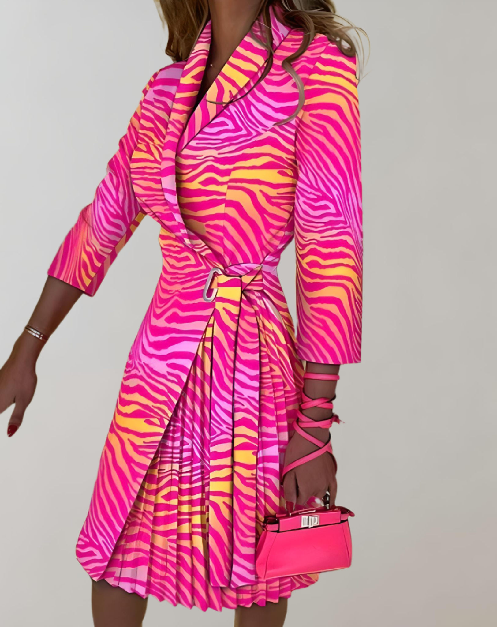 Bea - Schmal geschnittenes Kleid mit langen Ärmeln und zufälligem Design kleid