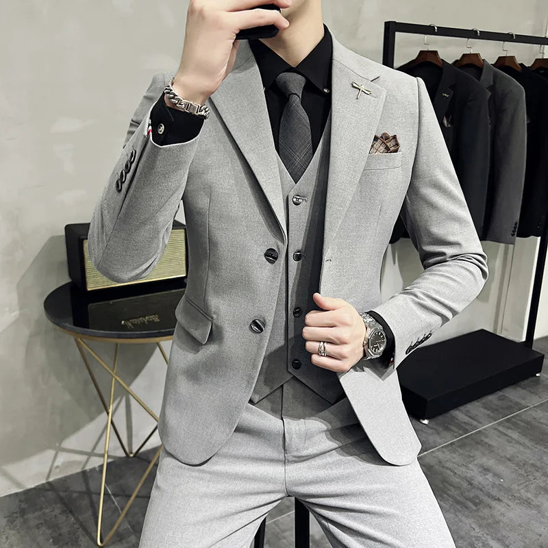 Eleganter Herren-Anzug mit Weste - Business-Look für formelle Anlässe