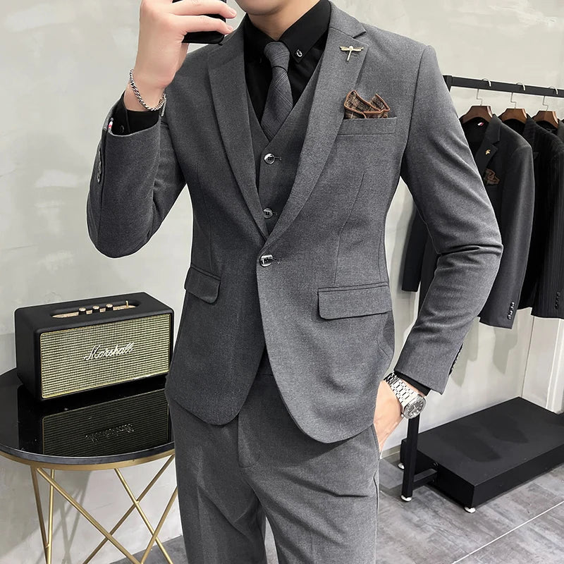 Eleganter Herren-Anzug mit Weste - Business-Look für formelle Anlässe