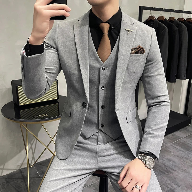 Eleganter Herren-Anzug mit Weste - Business-Look für formelle Anlässe
