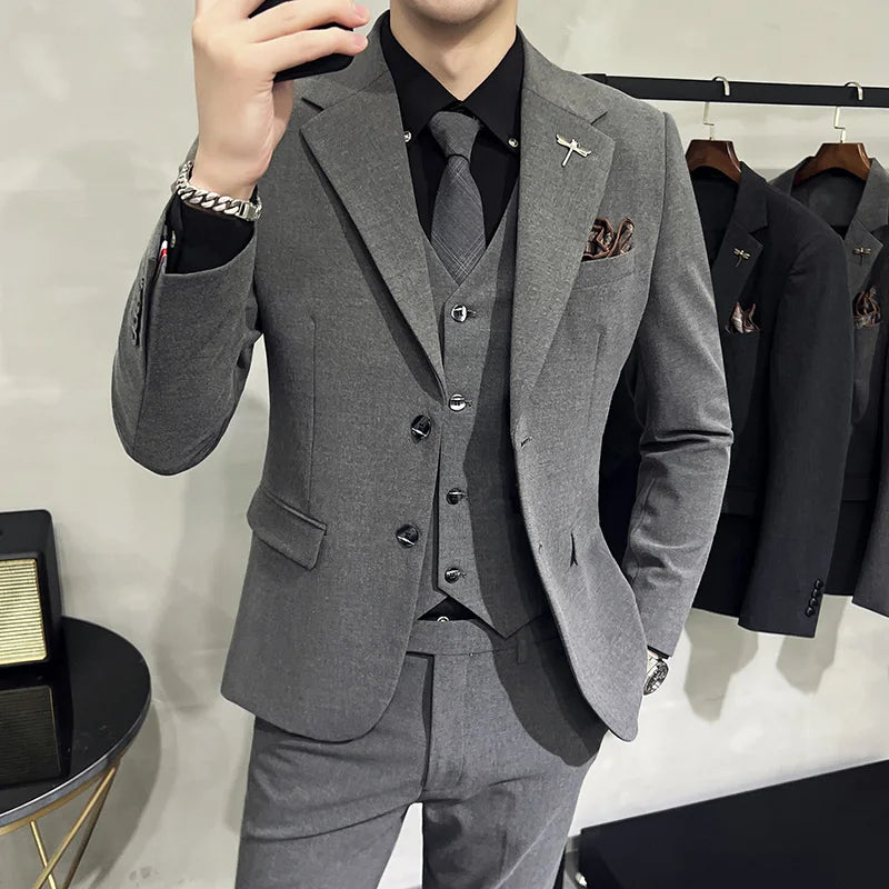 Eleganter Herren-Anzug mit Weste - Business-Look für formelle Anlässe