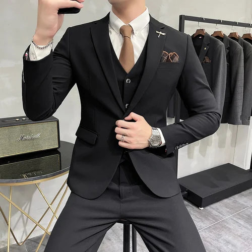 Eleganter Herren-Anzug mit Weste - Business-Look für formelle Anlässe