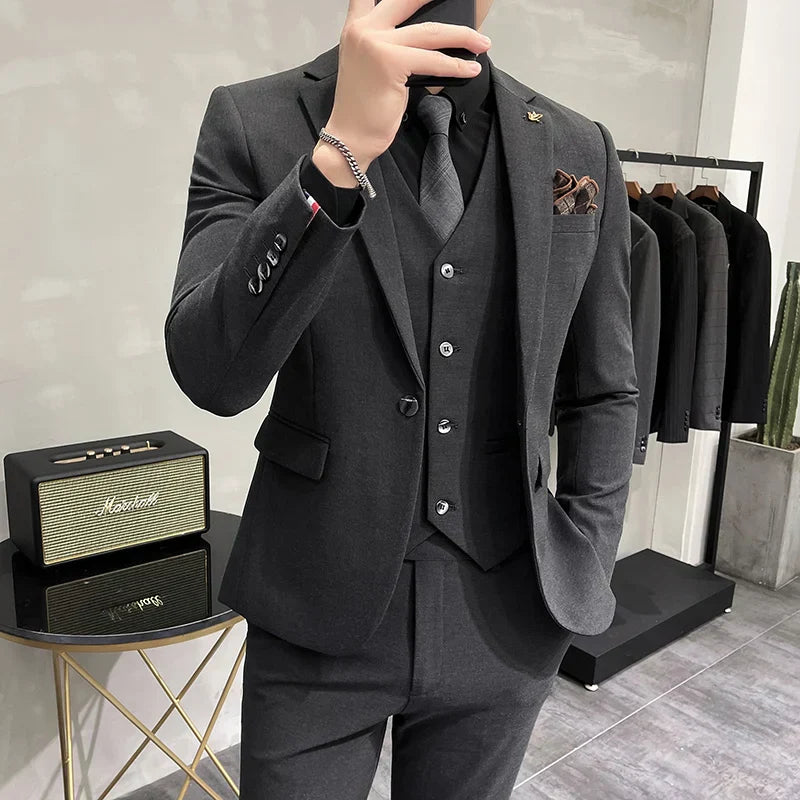 Eleganter Herren-Anzug mit Weste - Business-Look für formelle Anlässe