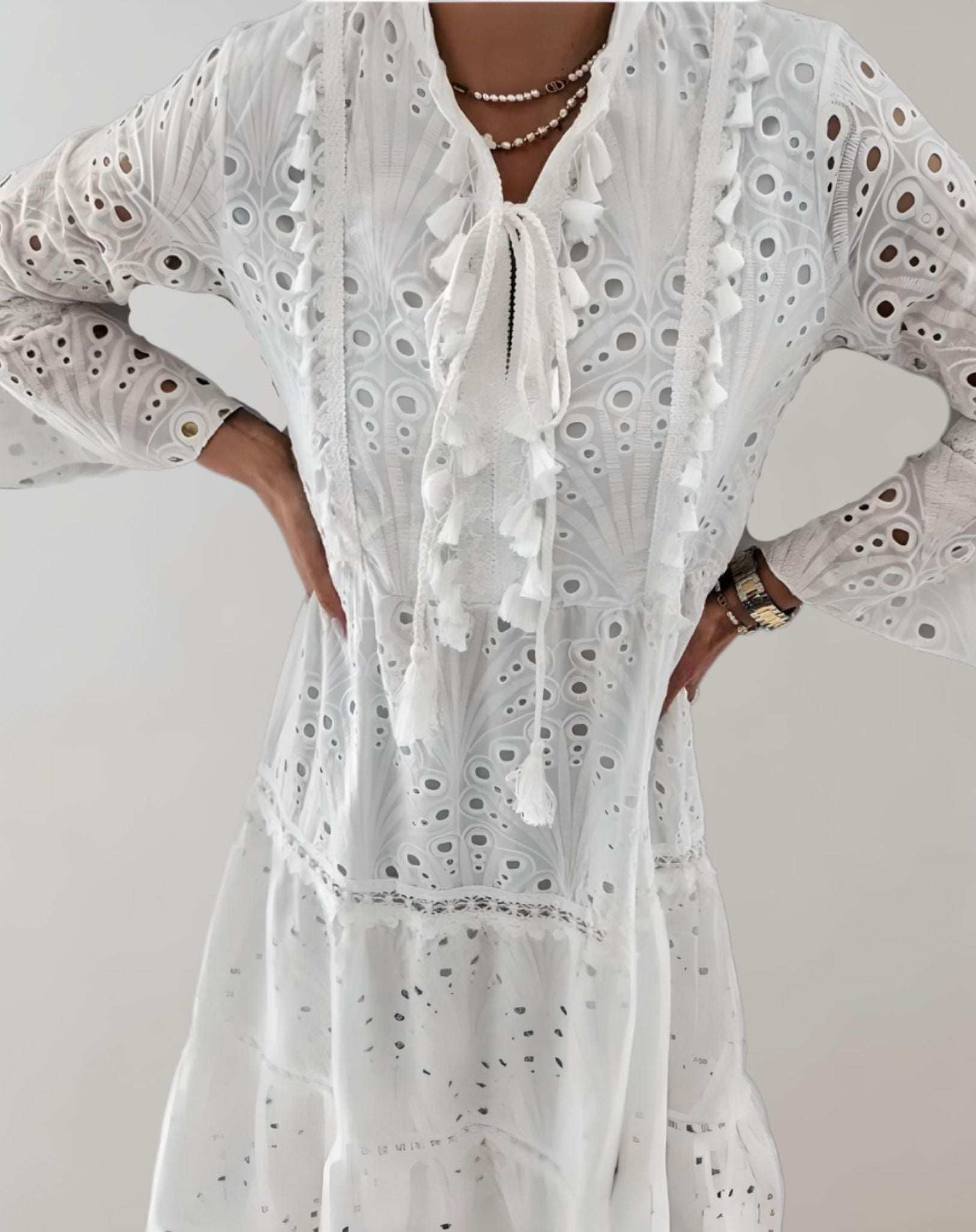 Amie - Weißes halblanges Kleid mit hohlem Stickmuster Kleid