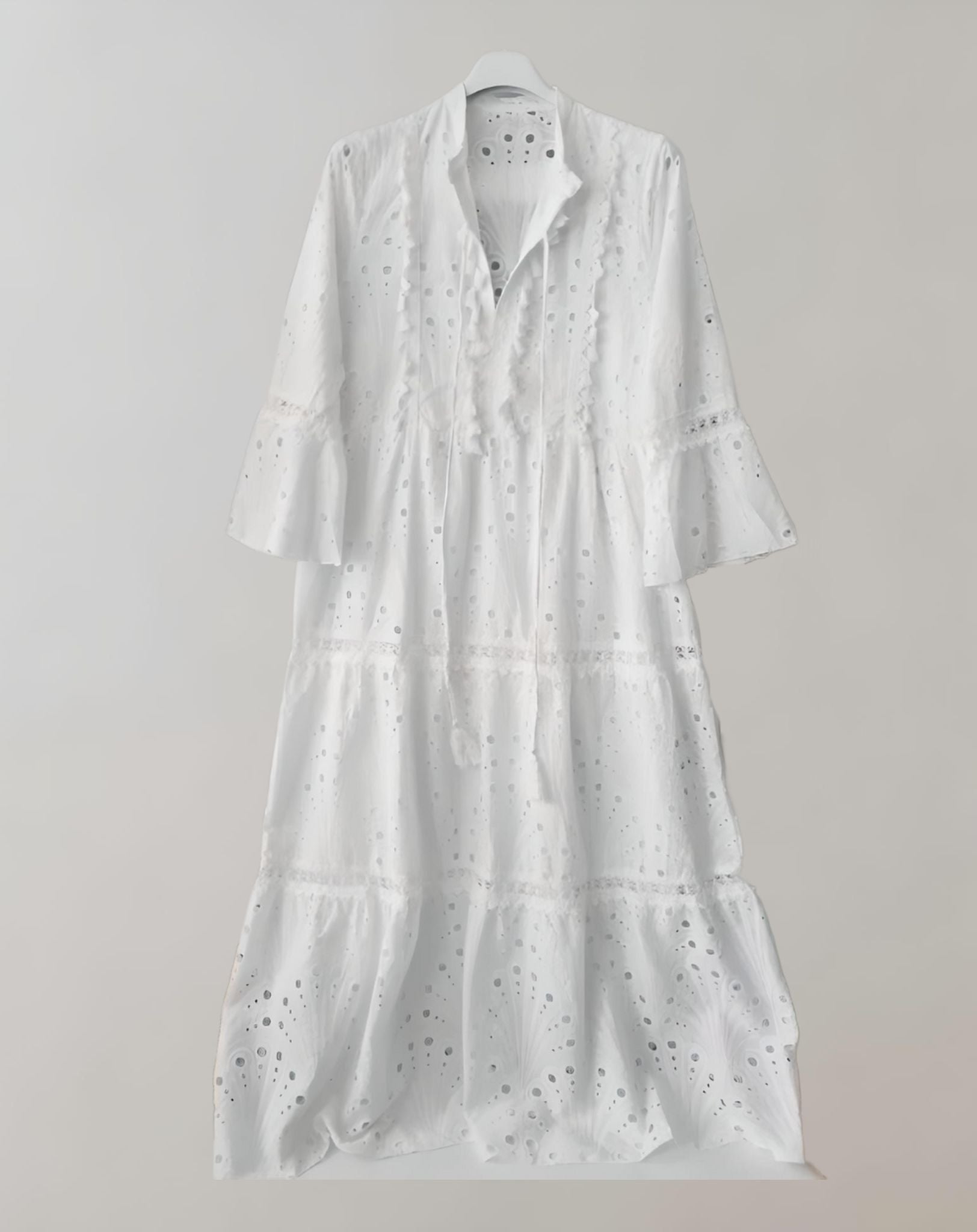 Amie - Weißes halblanges Kleid mit hohlem Stickmuster Kleid