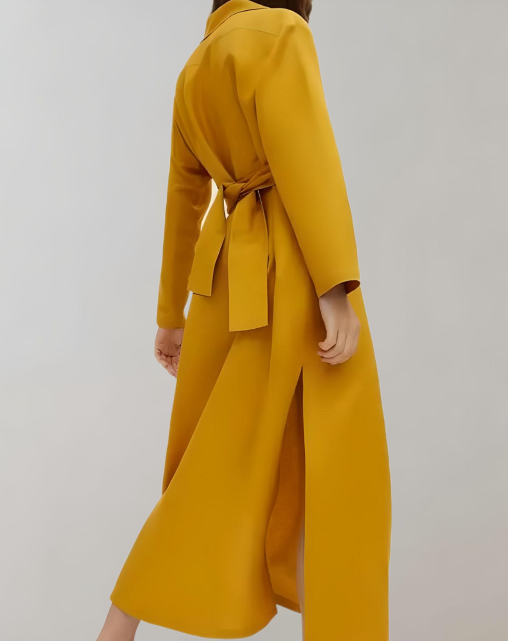 Arianne -  Gelbes gut sitzendes Kleid mit halblangen Ärmeln und Krawatte Kleid