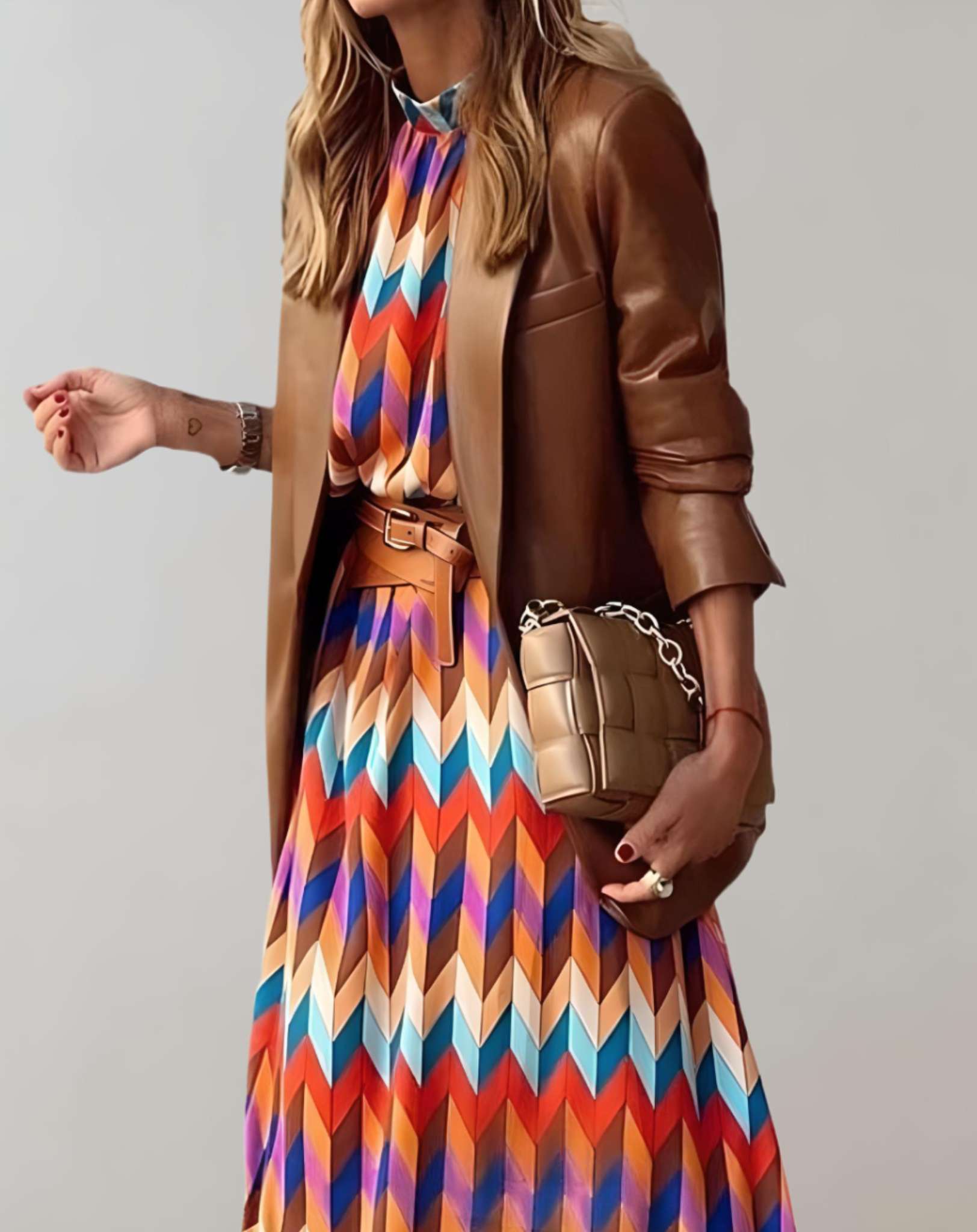 Vivian -  Temperamentvolles mittellanges Kleid mit Stehkragen und langen Ärmeln Kleid