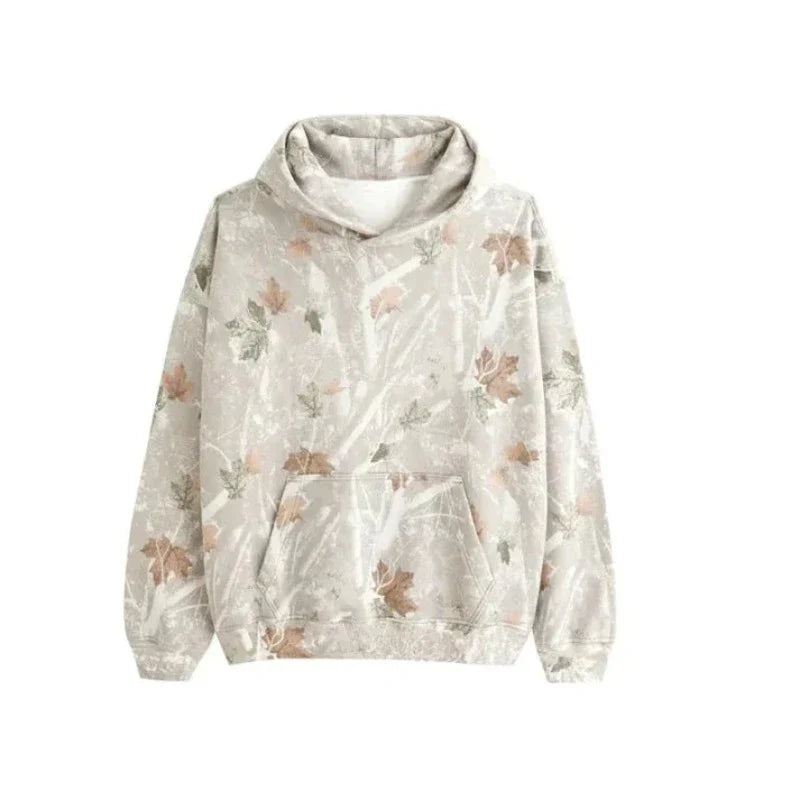 Rustikale Rebellion | Modischer Hoodie mit Camouflage-Ahornblattprint und Kängurutasche
