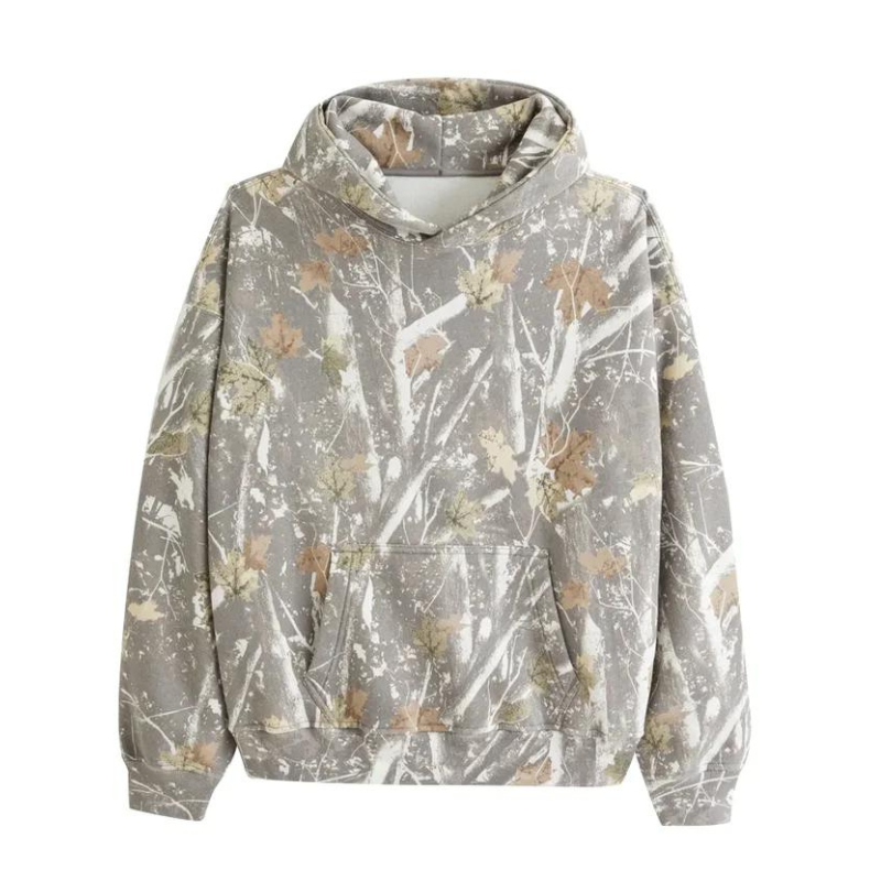 Rustikale Rebellion | Modischer Hoodie mit Camouflage-Ahornblattprint und Kängurutasche